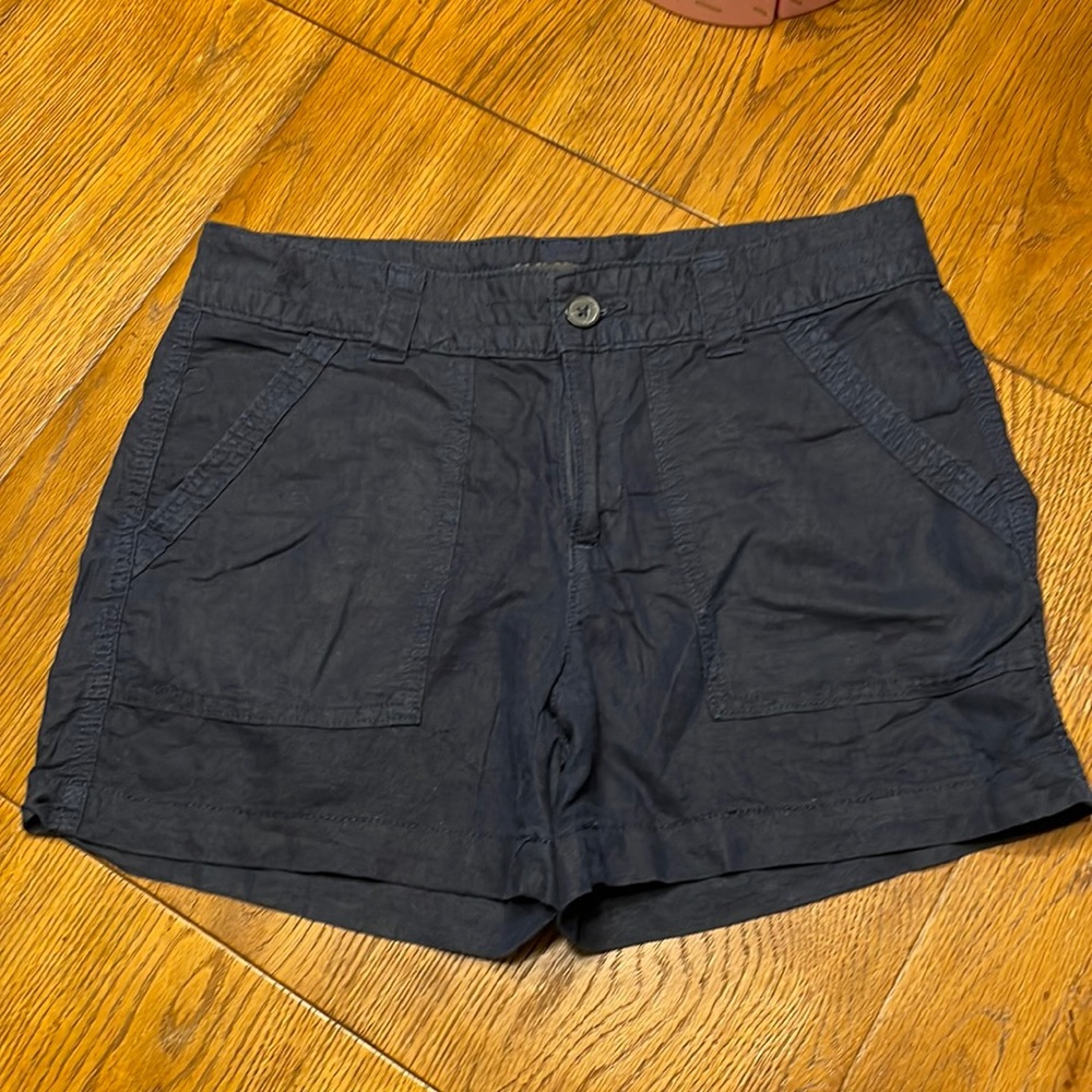 Womens navy cotton shorts, banana republic, size 4. EUC